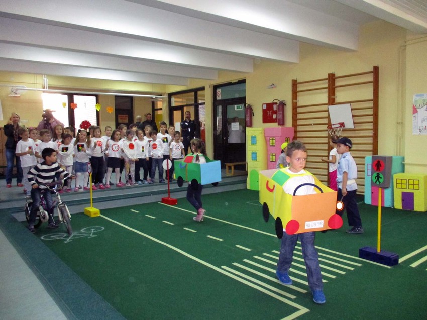 Znanje o saobraćaju stečeno u druženju sa policijom deca iz vrtića "Cvrčak" pretočila u predstavu