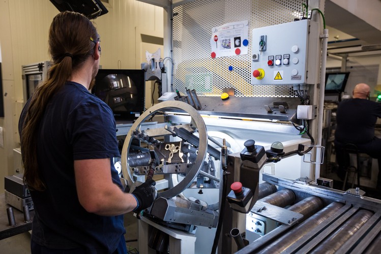 Dyrektor Odlewni VWP Thomas Kreuzinger – Janik powiedział że pozyskanie zlecenia na produkcję elementów dla samochodu elektrycznego jest dla zakładu bardzo ważne. <br><br><b>Na zdjęciu:</b> Sprawdzanie i obróbka głowic cylindrowych w odlewni koncernu Volkswagen AG w Poznaniu
<br><br>rpo/ dym/
<br>fot.  (mr) PAP/Marek Zakrzewski