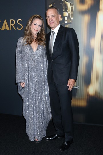 Tom Hanks és Rita Wilson: Hollywood egyik legirigyeltebb sztárpárja egy forgatáson ismerkedett meg egymással 1981-ben. Bár Tom Hanks akkor még házasságban élt, összebarátkoztak és a színész válása után össze is jöttek. Két közös fiuk van, idén 37 éve lesz, hogy összeházasodtak. 