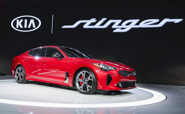 Nowa kia STINGER ujawniona. Słynny inżynier BMW zdradził Koreańczykom przepis na niesamowite auto [ZDJĘCIA]