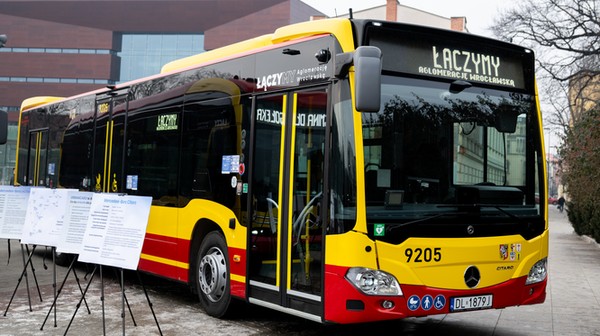 Autobusy są niskopodłogowe, klimatyzowane i wyposażone w defibrylatory AED, ratujące życie.