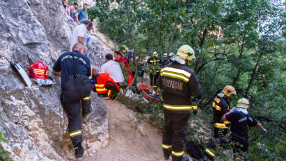 Karnyújtásnyira volt a tragédia: így mentették ki a 4 métert zuhanó Róka-hegyi túrázót – fotók