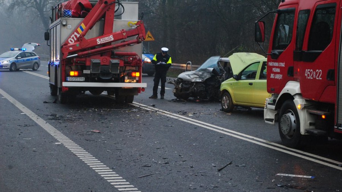 Tragedia na Drodze Krajowej nr 88 w Gliwicach. Jedna osoba nie żyje, a dwie zostały ranne w wypadku, do którego doszło na wysokości fabryki Opla.