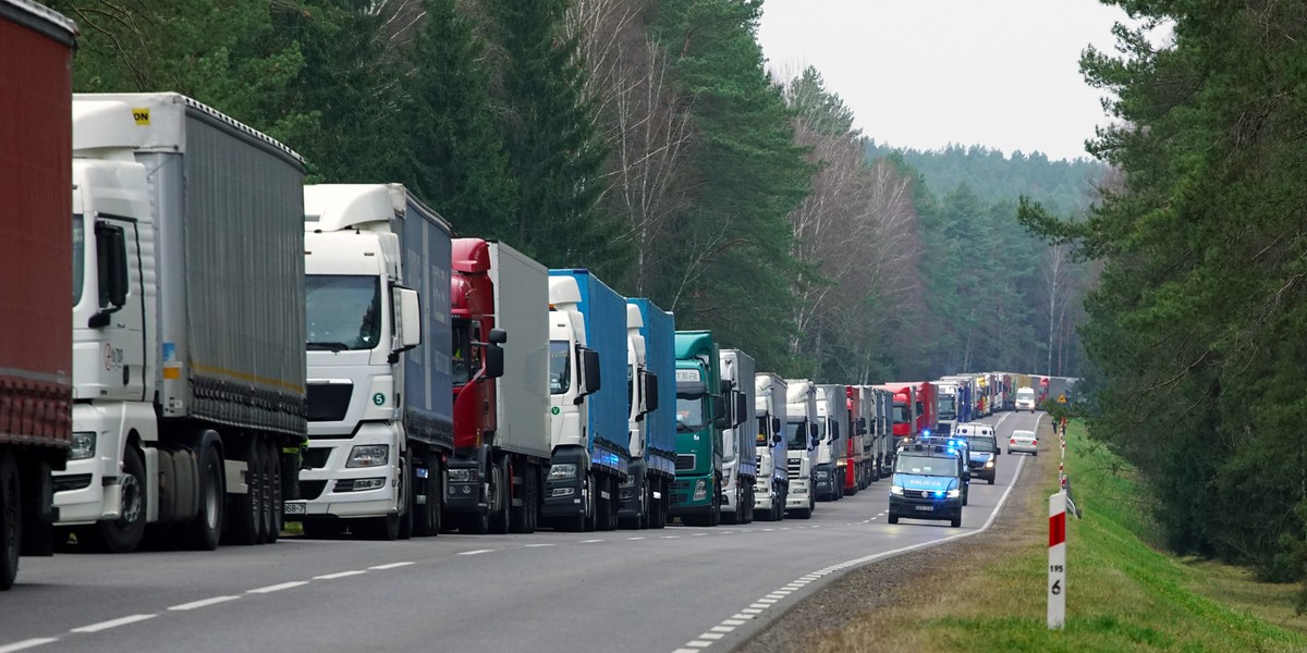 Bobrowniki. Olbrzymia kolejka ciężarówek przed przejściem granicznym.