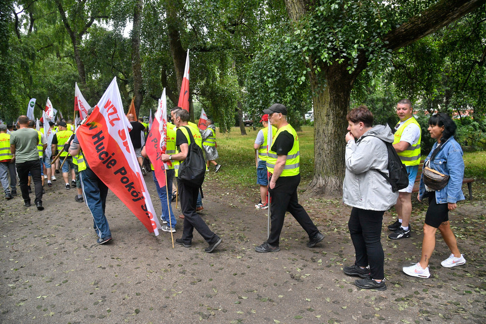 Funkcjonariusze policji oraz uczestnicy protestu przed siedzibą Ministerstwa Klimatu i Środowiska w Warszawie