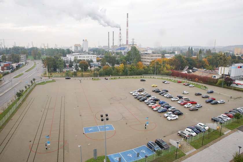 Parking przy AmberExpo. Tu mogą lądować śmigłowce z pacjentami. 