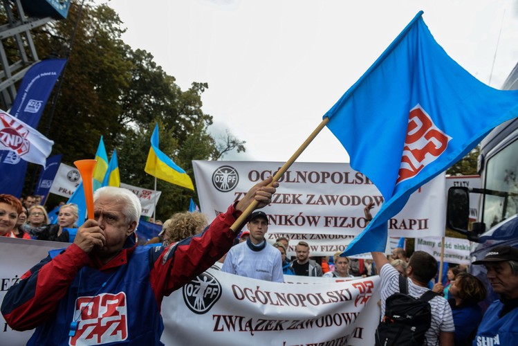 Protestujący przed KPRM. Manifestacja zorganizowana przez OPZZ pod hasłem Polska Potrzebuje Wyższych Płac! odbyła się w Warszawie.