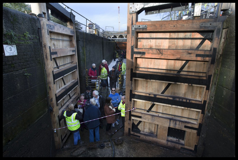 Spuścili wodę z historycznej śluzy na Kanale Regenta w Londynie