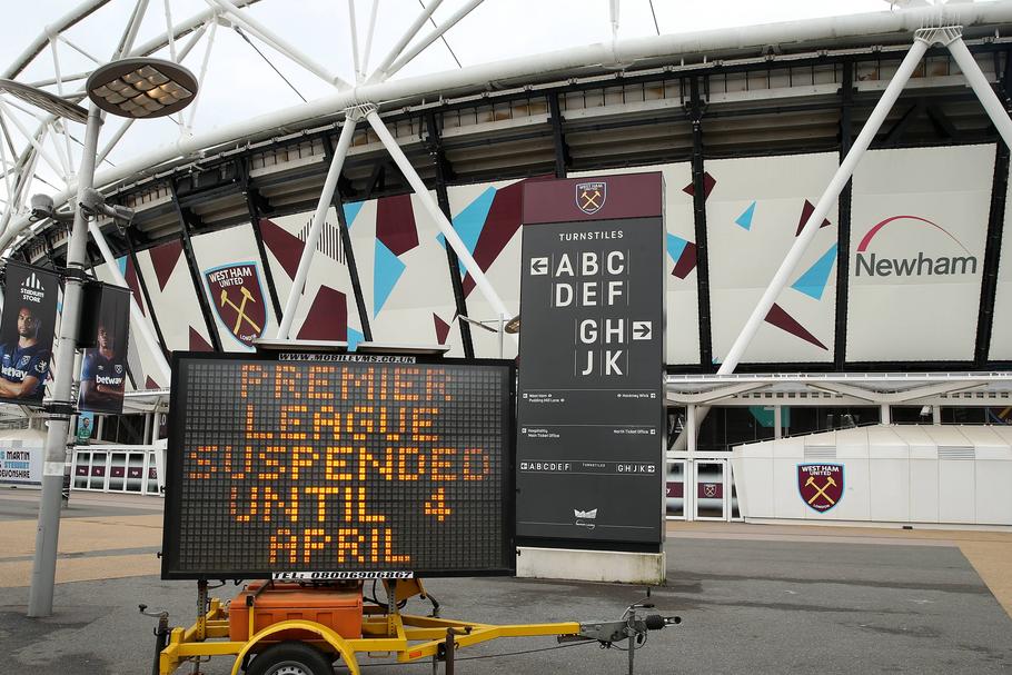 Mecze Premier League zostały zawieszone co najmniej do 4 kwietnia, o czym informuje kibiców napis przed stadionem West Ham United. Londyn, 15 marca 2020 r.