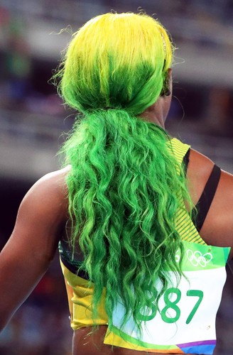 Shelly-Ann Fraser-Pryce biega z flagą Jamajki na... głowie