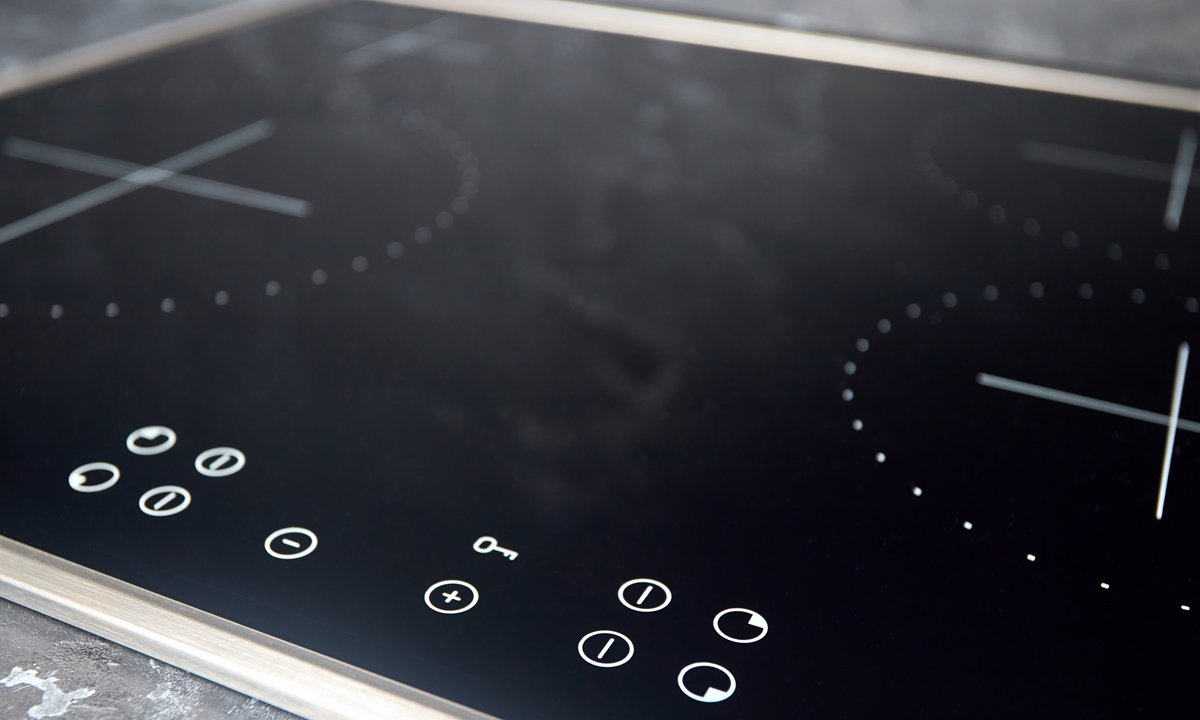 Nie czyść tak płyty ceramicznej. Powstaje rysa za rysą