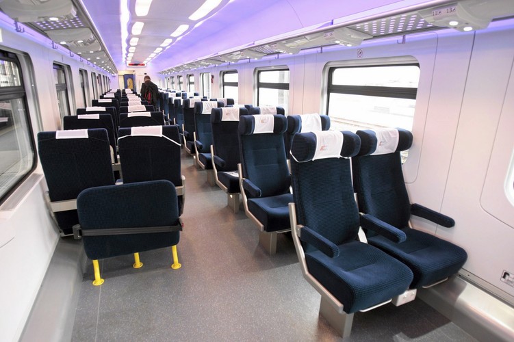 Ważną zmianą było dostosowanie możliwości technicznych wagonów, aby mogły jeździć z prędkością 160 km/h. Dzięki temu  trasę kolejową Przemyśl-Szczecin (851 km) pociągi pokonywałyby nie w 14, a w 10 godzin. Na zdj. 28.10.2013 Poznań. Nowe wagony Intercity - prezentacja na Dworcu letnim.  Fot. Lukasz Cynalewski/Agencja Gazeta