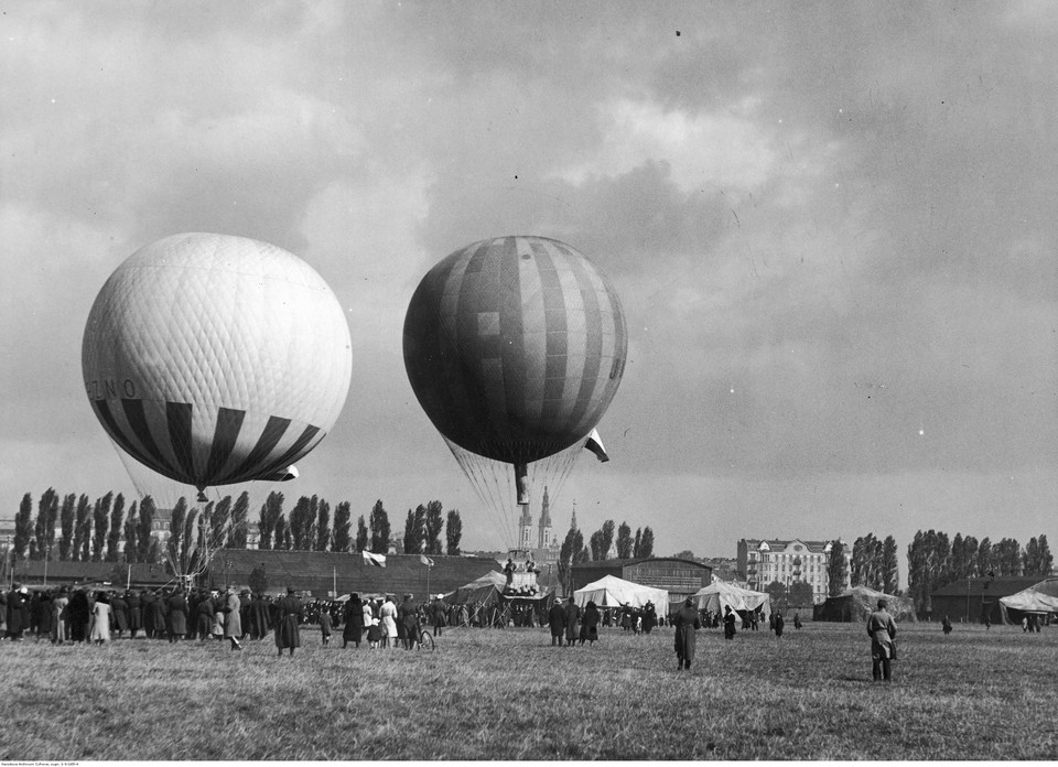 Widok na mokotowskie lotnisko podczas startu balonów