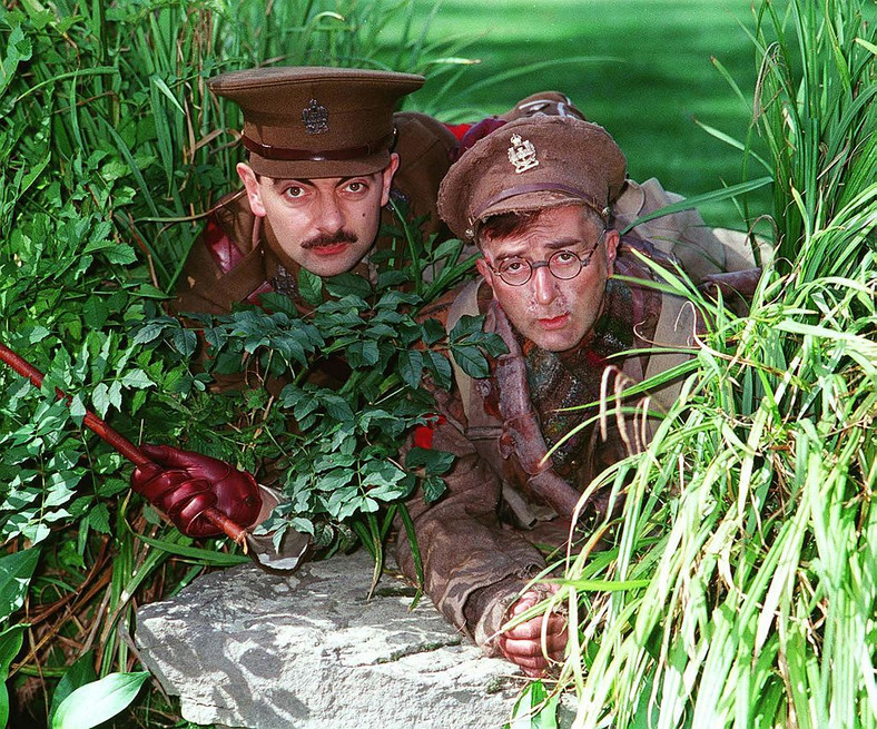 Rowan Atkinson i Tony Robinson w "Czarnej żmii", 1989 r.