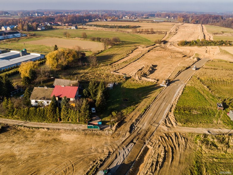 Budowa drogi ekspresowej S-1 - odcinek Dankowice - węzeł Suchy Potok - zdjęcia z drona - 15.11.2022 - autor: GDDKiA