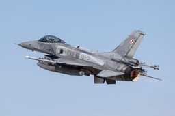 rosja zaatakowała ukrainę pociskami balistycznymi i dronami. polska poderwała myśliwce i zamknęła lotniska