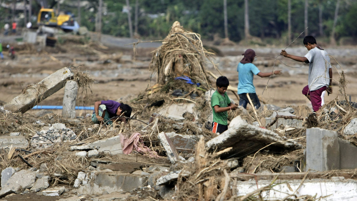 Burza tropikalna Washi i powódź, która pod koniec ubiegłego tygodnia nawiedziła południowe Filipiny, spowodowała już ponad tysiąc ofiar śmiertelnych - wynika z najnowszego bilansu przekazanego w środę przez służby ratownicze.