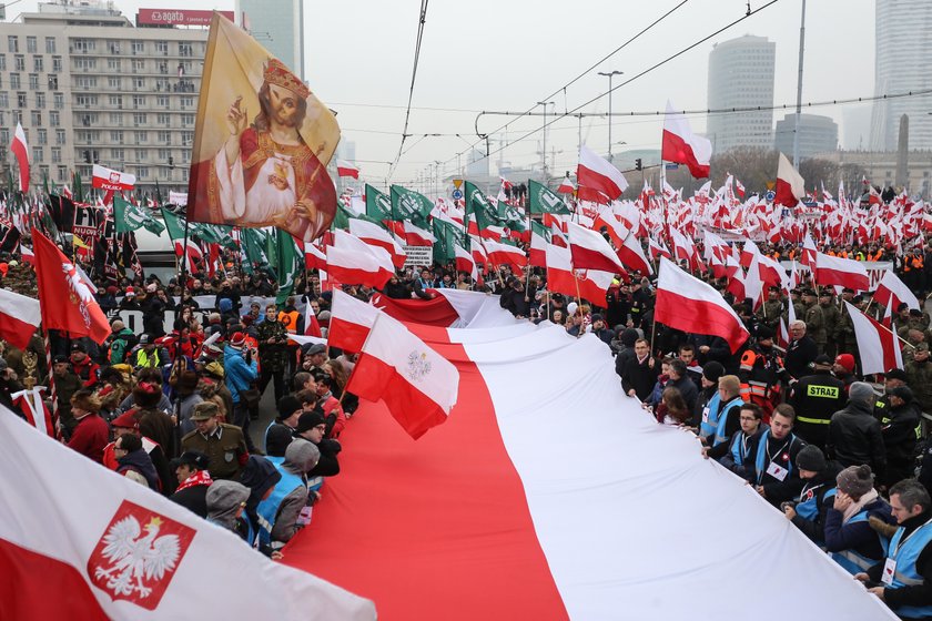 Duda przemawia, a za jego plecami coś co powinno zakończyć marsz