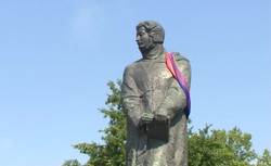 Tęczowa flaga nie znieważa pomnika. Taką decyzję podjęła poznańska prokuratura [WIDEO]