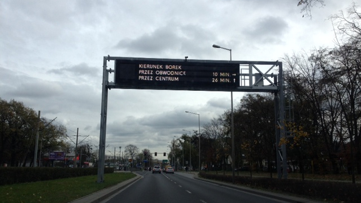 Od kilku dni we Wrocławiu trwają testy tablic informacyjnych zmiennej treści. Z założenia mają informować kierowców o dwóch alternatywnych trasach i pokazywać przewidywany czas przejazdu.