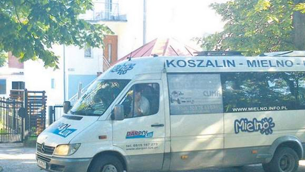 "Głos Koszaliński": Czy busy wożące pasażerów m.in. do Mielna, ale także Białogardu, Sianowa mogą zatrzymywać się na żądanie w każdym miejscu? Policjanci odpowiadają krótko: nie.