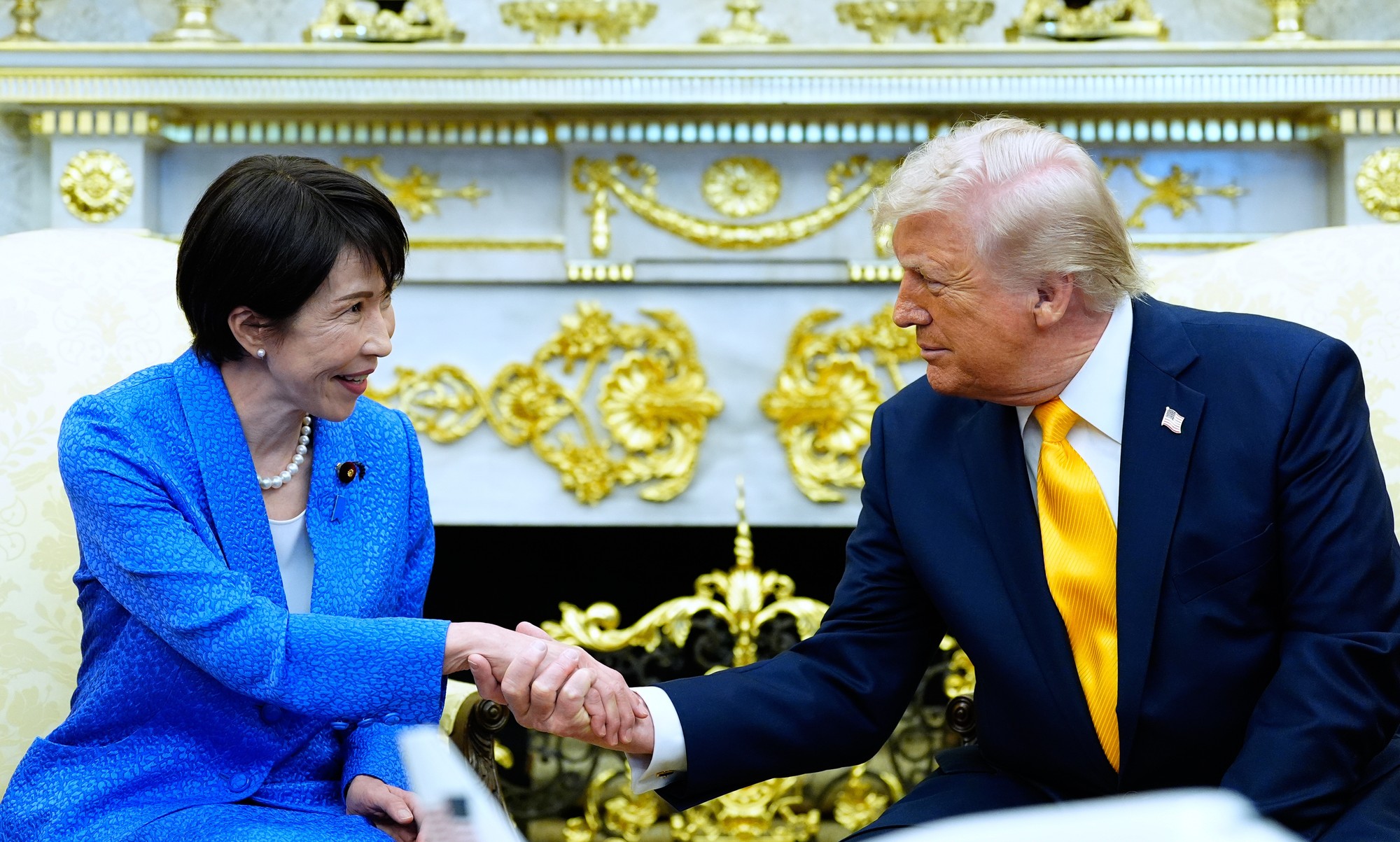 Prezident Donald Trump víta japonskú premiérku Sanae Takaichiovú v Oválnej pracovni Bieleho domu.