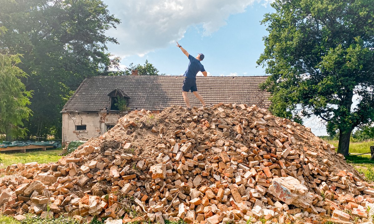 Kupili opuszczony dom. "Wejścia broniły w zasadzie tylko chwasty"
