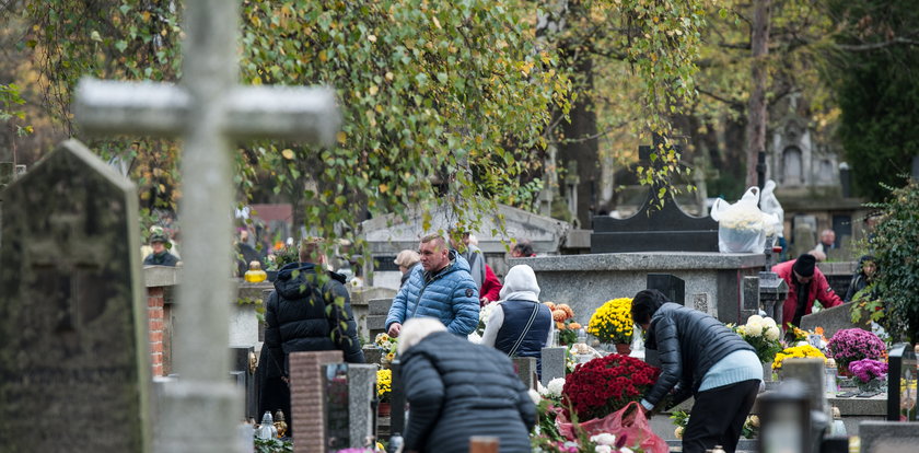 Wszystkich Świętych. Psycholog: Tegoroczne wizyty na grobach dla niektórych mogą być podwójnie trudnym doświadczeniem...