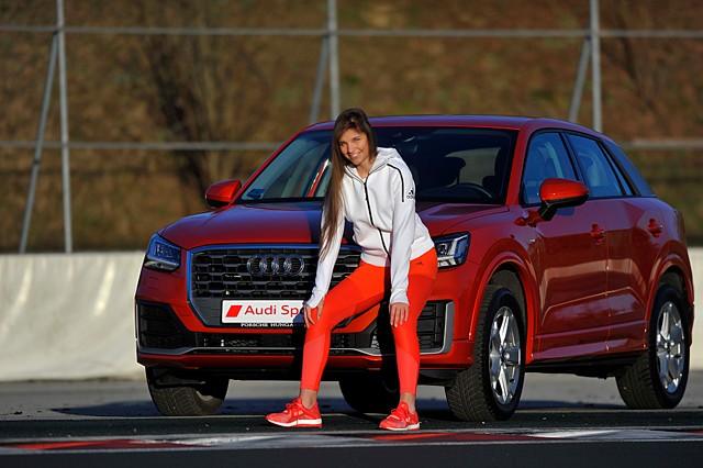 A lány, aki a száguldás szerelmese