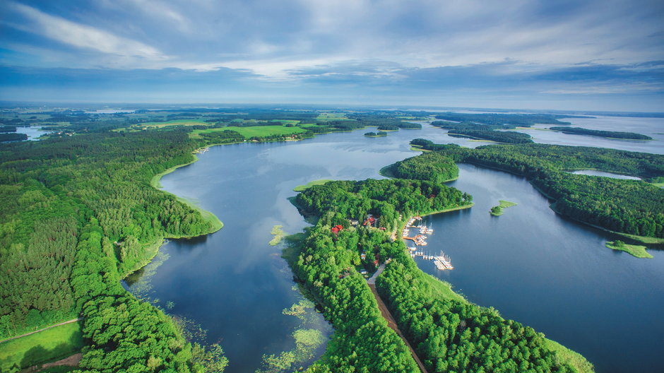 Główny szlak żeglarski na Mazurach zaczyna się w Piszu i kończy w Węgorzewie. Jego długość wynosi ok. 86 km. Przebiega przez ponad trzydzieści jezior połączonych kilkoma kanałami.