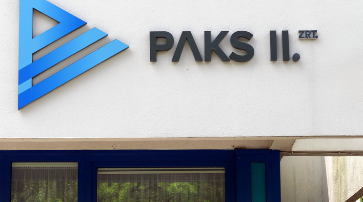 A Paksi Atomerőmű bővítésére létrejött Paks II. Zrt. új logója irodaháza homlokzatán a város modern negyedében. /Fotó: MTI