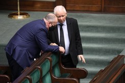 Jarosław Kaczyński przyłapany bez maseczki w Sejmie. Politycy oburzeni
