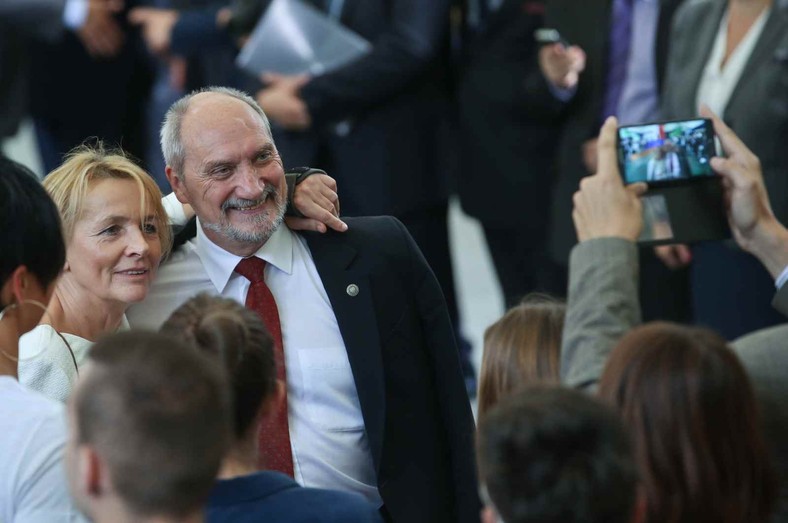 Warszawa, 25.09.2015. Wiceprezes PiS Antoni Macierewicz (2L) pozuje do zdjęć, podczas spotkania kandydatki partii na premiera - Beaty Szydło(mr) PAP/Rafał Guz