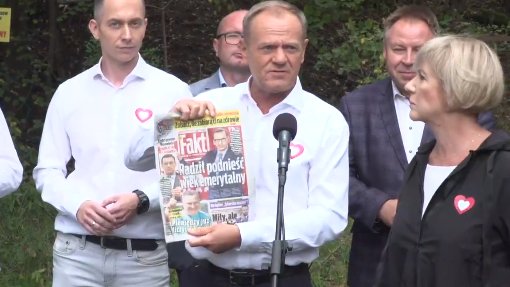 Donald Tusk z okładką "Faktu"