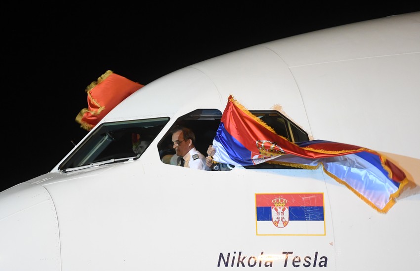 Vijori se srpska zastava, let za Srbiju