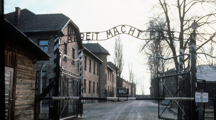 Az auschwitz-i haláltábor kapuja az "Arbeit Macht Frei", azaz a "Munka szabaddá tesz" felirattal