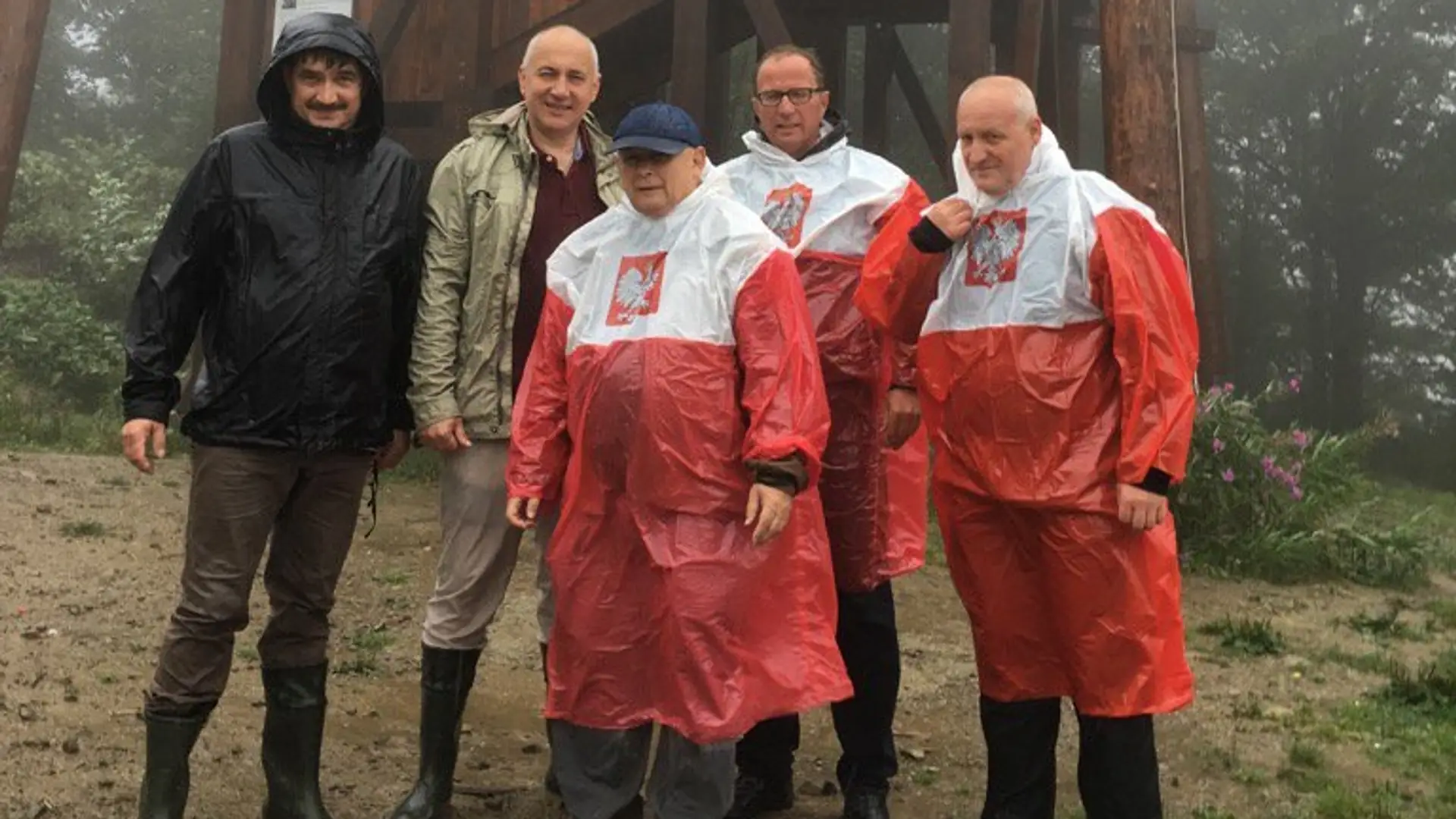 Jarosław Kaczyński z "ekipą" w górach. Nałożyli peleryny patriotyczne