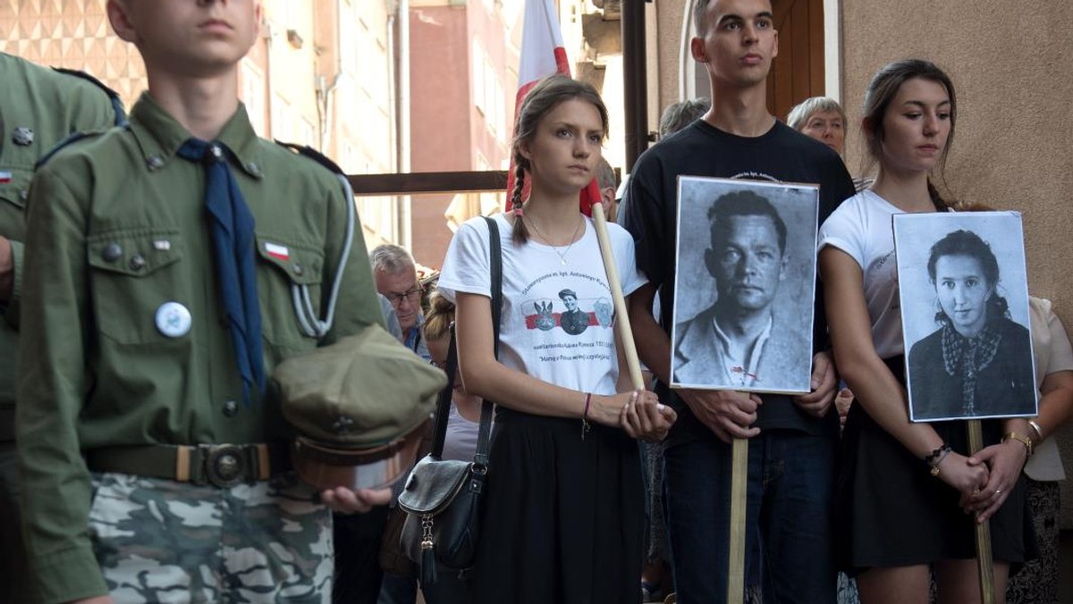 uczestnicy uroczystości zgromadzeni przed Bazylika Mariacką