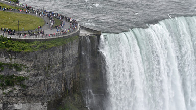 Mężczyzna przeżył upadek z wodospadu Niagara