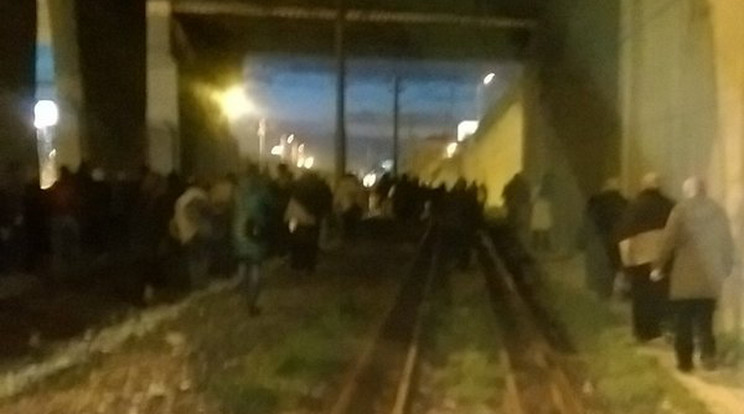 A túlélő utasok az alagúton át menekültek a metróból / Fotó: Twitter