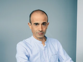 Prof Yuval Noah Harari – jest izraelskim historykiem, filozofem i autorem bestsellerów: „Sapiens: Od zwierząt do bogów”, „Homo deus. Krótka historia jutra”, „21 lekcji na XXI wiek” oraz „Sapiens: Narodziny ludzkości. Opowieść graficzna”. Jego książki sprzedały się w 40 milionach egzemplarzy w 65 językach, a on jest dziś uważany za jednego z najbardziej wpływowych intelektualistów na świecie.