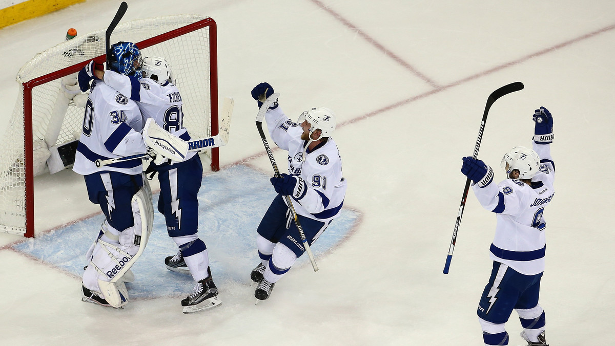 Do walki o najcenniejsze hokejowe trofeum ruszają Tampa Bay Lightning i Chicago Blackhawks. To dwie najlepsze ekipy spośród 16, które stanęło do rywalizacji w fazie play-off. Zwycięzca finałowych meczów sięgnie po Puchar Stanleya.