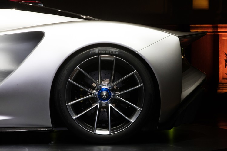 Evija wyposażona jest w 20- i 21-calowe koła magnezowe - odpowiednio z przodu i z tyłu.