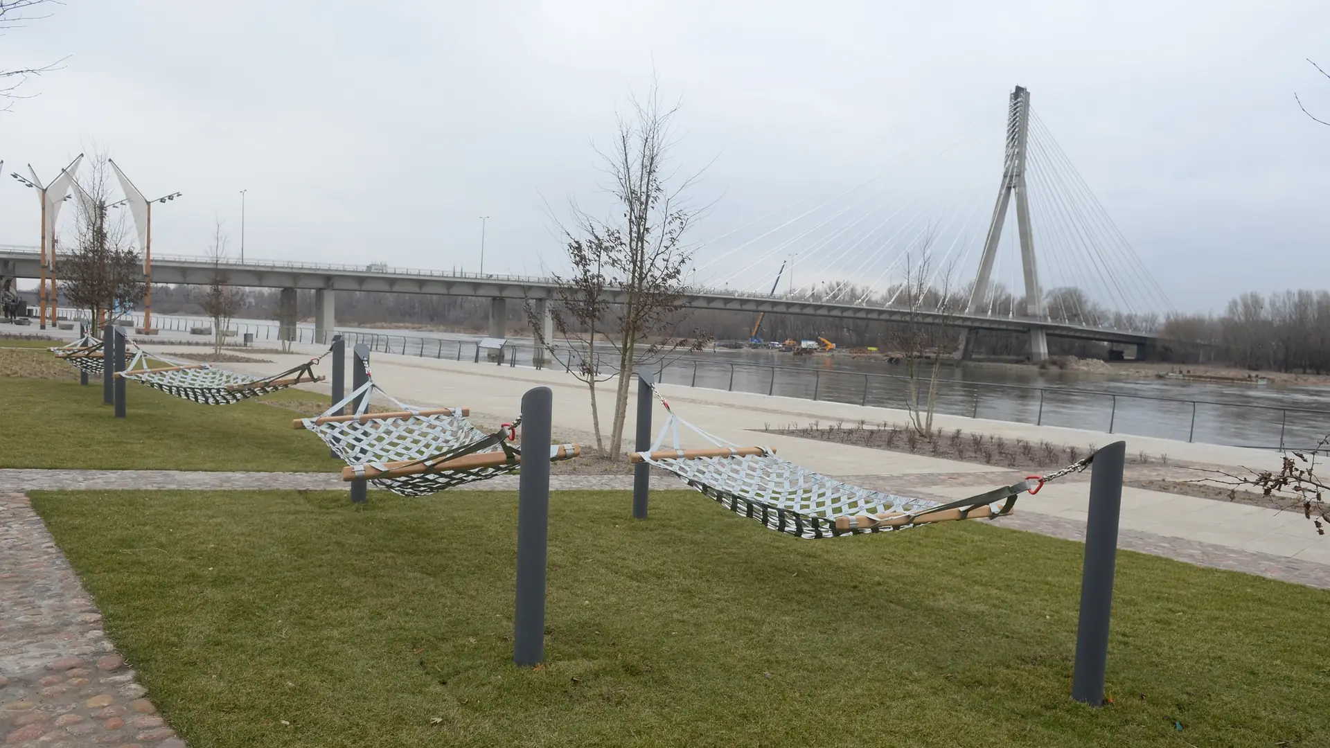 Skatepark i hamaki gotowe na wiosnę. Otwarto kolejną część warszawskich bulwarów