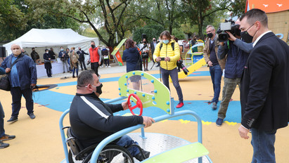 Fantasztikus kezdeményezés: akadálymentesített játszótér épült Csepelen – Sorsjegyekből készülhetett el a korszerű park
