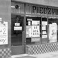 Plakaty wyborcze wywieszone w witrynie piekarni. Gdańsk, 4 czerwca 1989. fot. Leonard Szmaglik / zbiory Europejskiego Centrum Solidarności