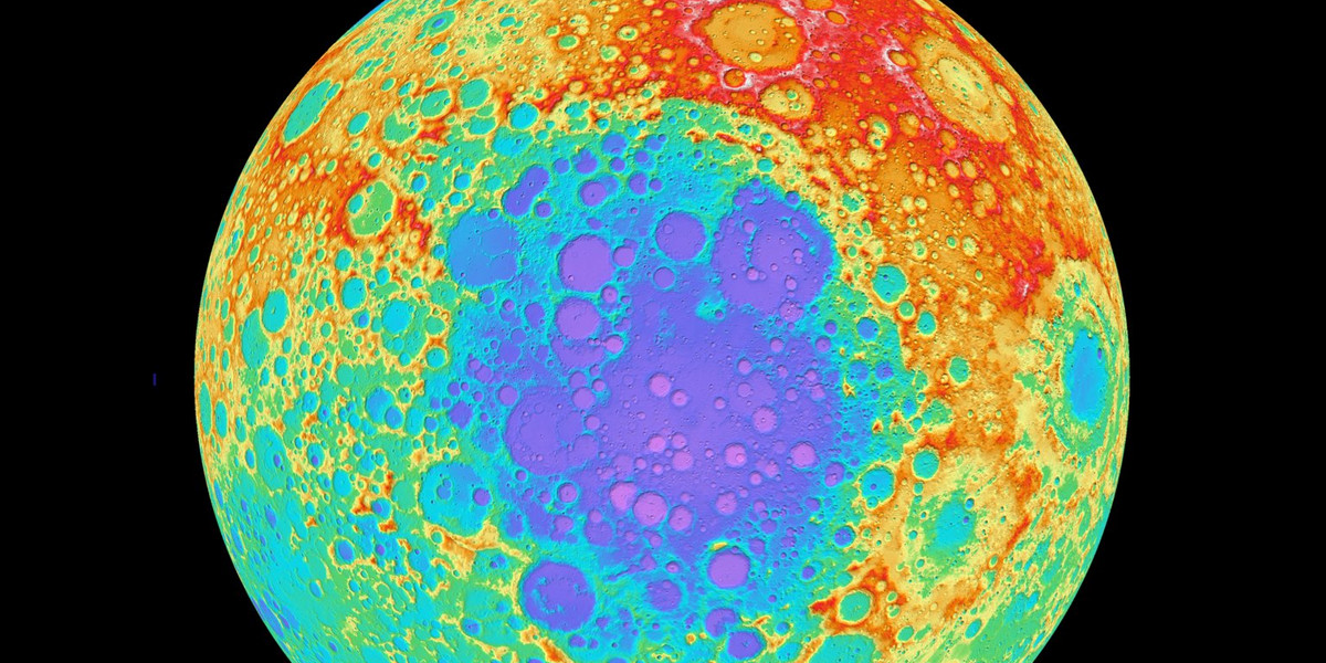 Naukowcy wykryli tajemniczy "guz" pod powierzchnią Księżyca. Znajduje się pod Basenem Bieguna Południowego-Aitken (na zdjęciu zaznaczonym na fioletowo i niebiesko).
