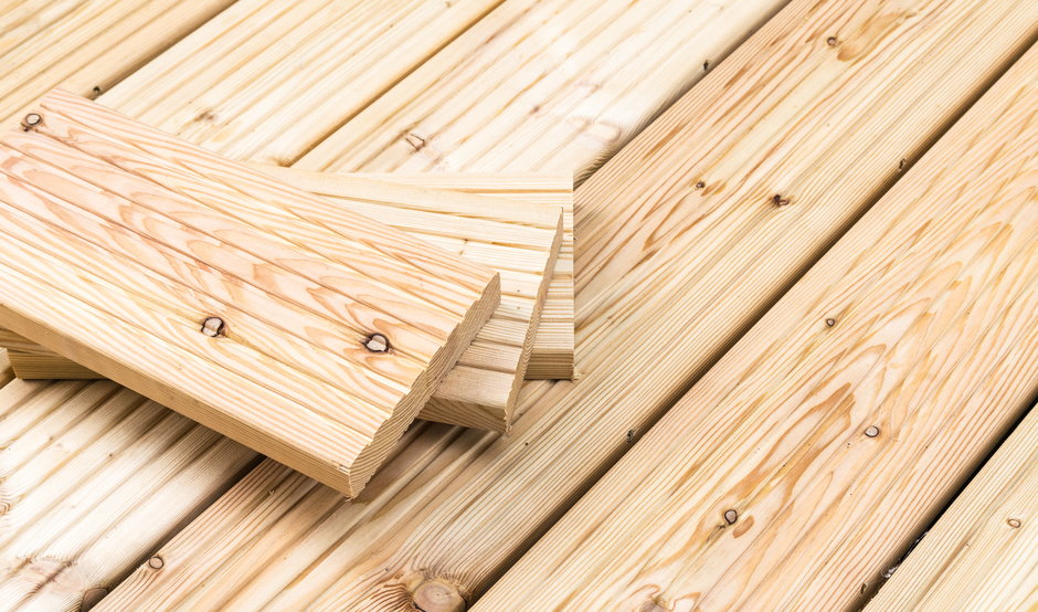 Naturalne drewno to jeden z materiałów wykorzystywanych do wykończenia tarasu - Fiedels/stock.adobe.com