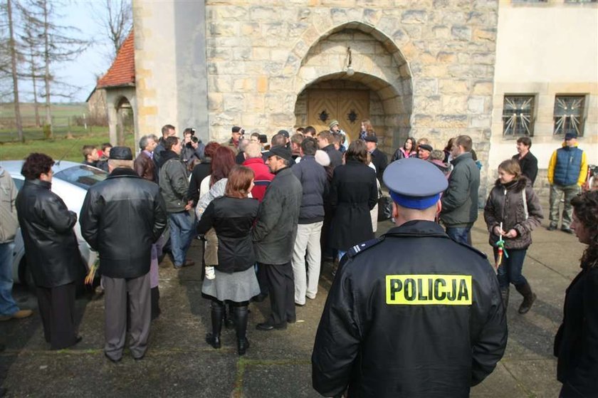 Parafianie wyrzucili księdza: "On bił nasze dzieci!"