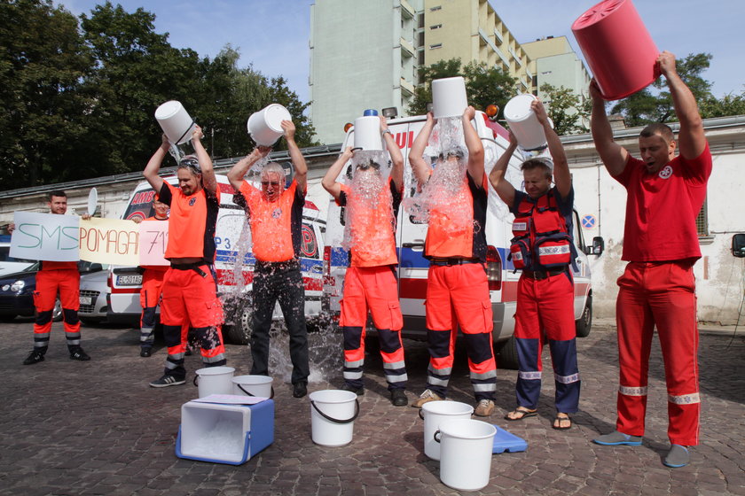 ice bucket challenge dyrektora pogotowia w Łodzi